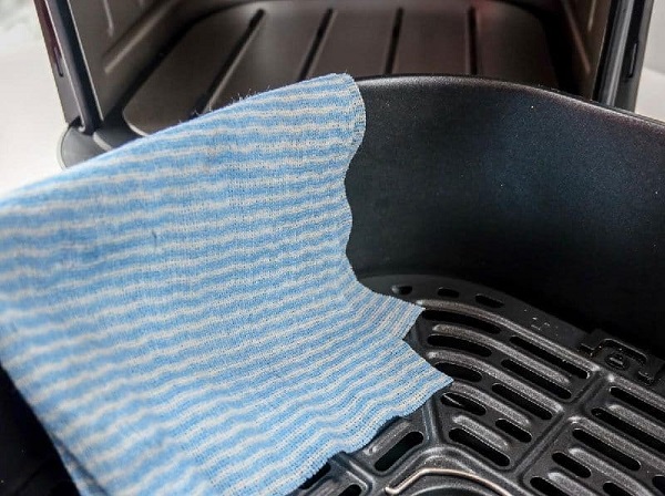 Cách sử dụng nồi chiên không dầu 3 Lau ben trong khoang noi va than noi bang vai am