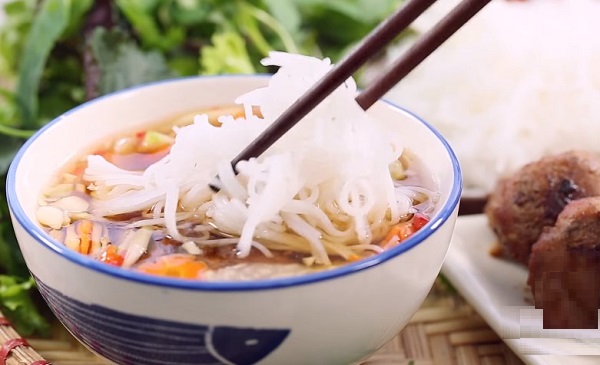 Cảm nhận khi ăn bún chả làm bằng nồi chiên không dầu