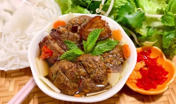 Tại sao nên làm bún chả bằng nồi chiên không dầu