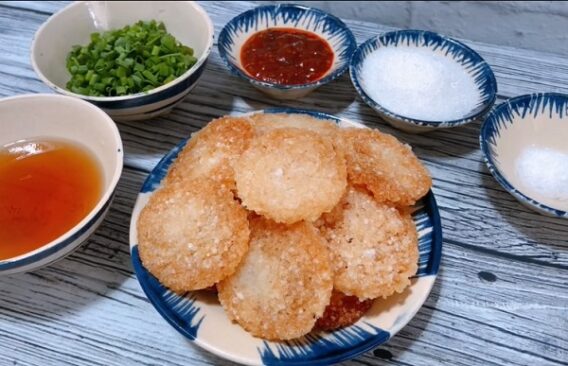 cach lam com chay bang noi chien khong dau tot cho suc khoe 5