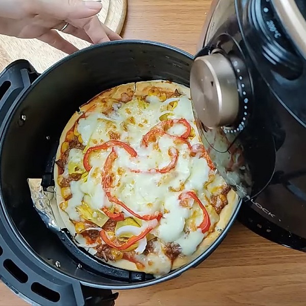 Cách làm Pizza gà phô mai bằng nồi chiên không dầu