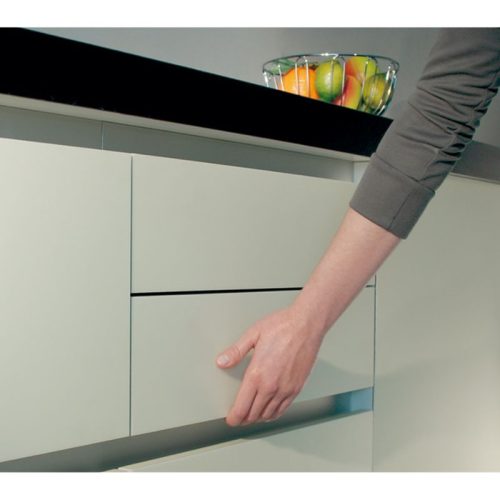 Hình ảnh lắp đặt tay nắm tủ dạng thanh ngang Hafele 126.36.300