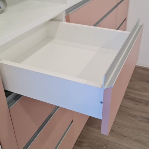 Hình ảnh lắp đặt tay nắm tủ dạng thanh nhôm Hafele 126.35.925